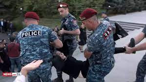 Այսօր, սեպտեմբերի 21-ի վաղ առավոտյան, Հայաստանի Հանրապետության անկախության տոնի օրը` «Եռաբլուր» զինվորական պանթեոնից ոստիկանական բռնի ուժի կիրառմամբ բերման է  ենթքարկվել զոհված զինծառայողների մոտ երեք տասնյակ ծնողներ, այդ թվում եւ մայրեր